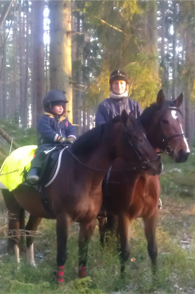 Ridtur i skogen
